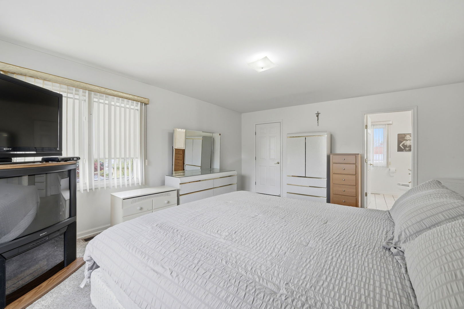 6916 W Forest Preserve Drive, Harwood Heights, IL 60706