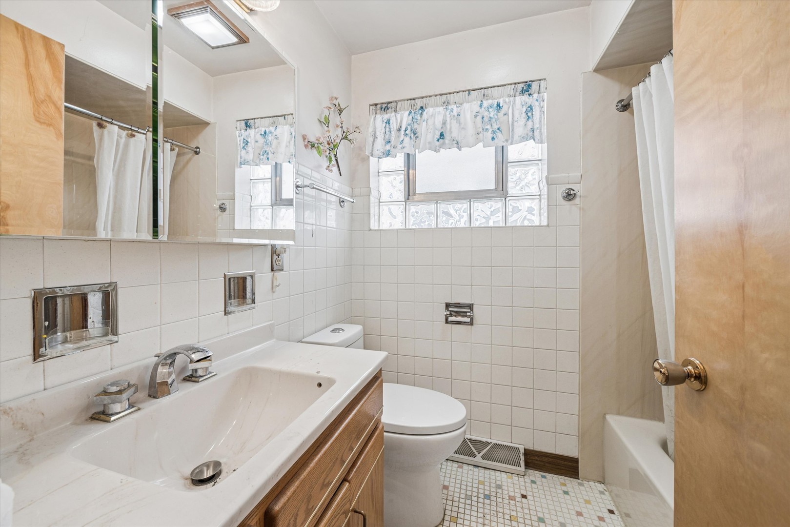 6520 W 63rd Street, Chicago, IL 60638