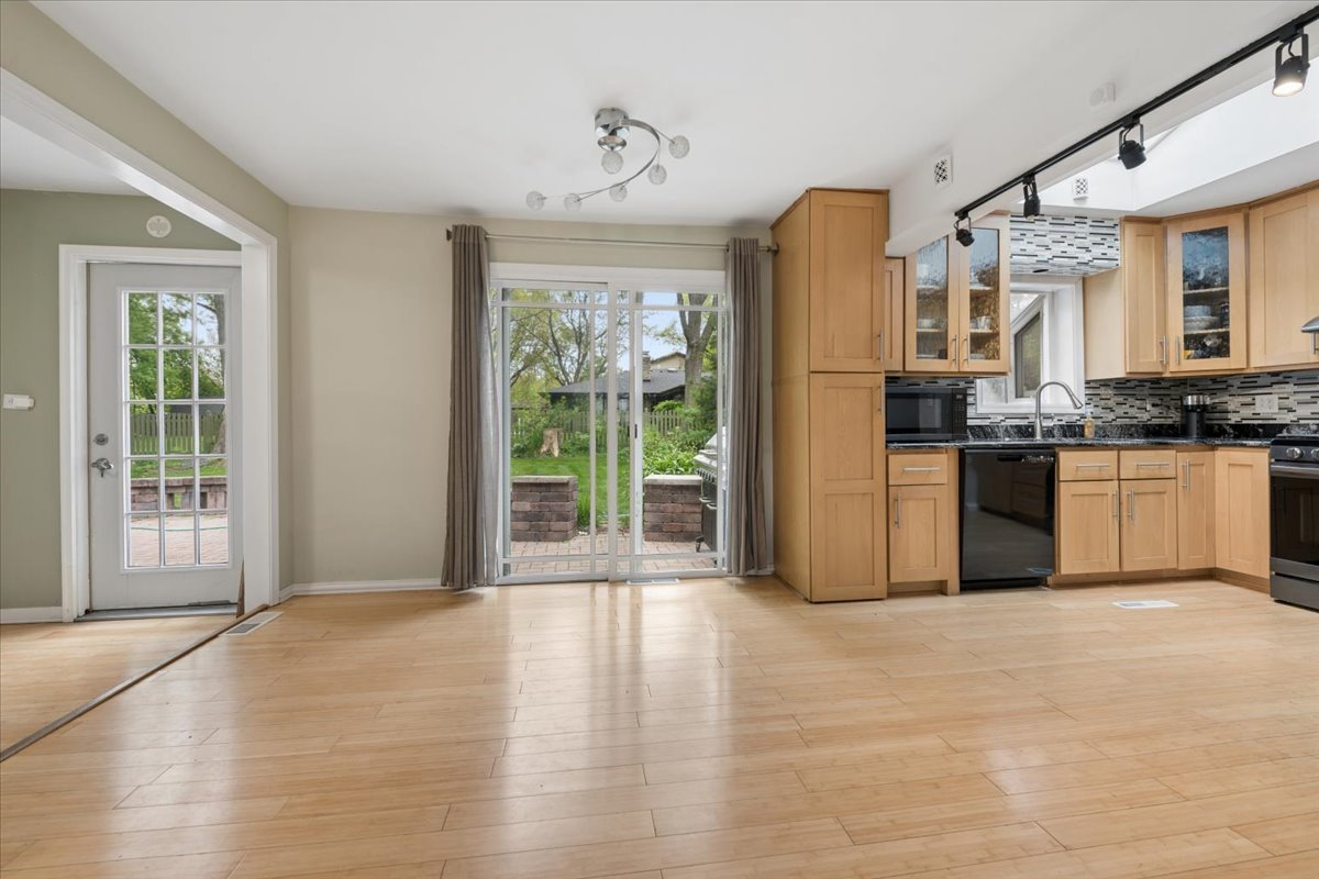 1635 Dun Lo Drive, Arlington Heights, IL 60004