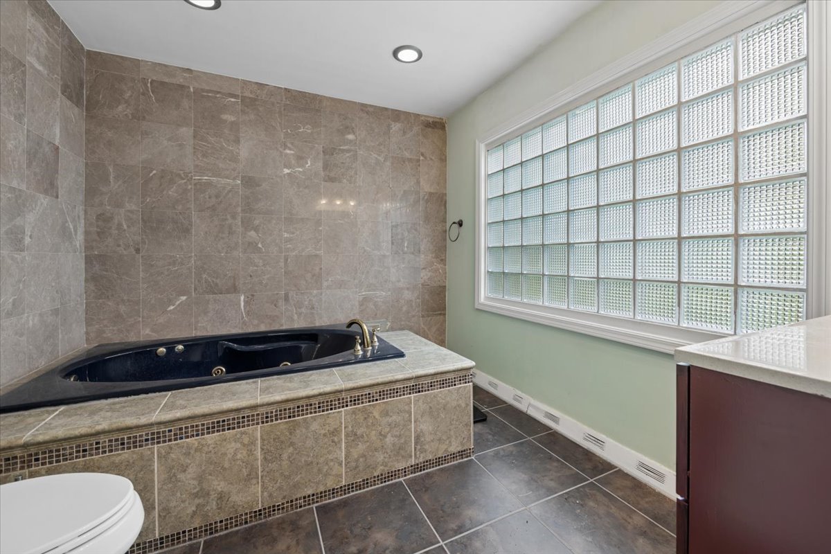 1635 Dun Lo Drive, Arlington Heights, IL 60004