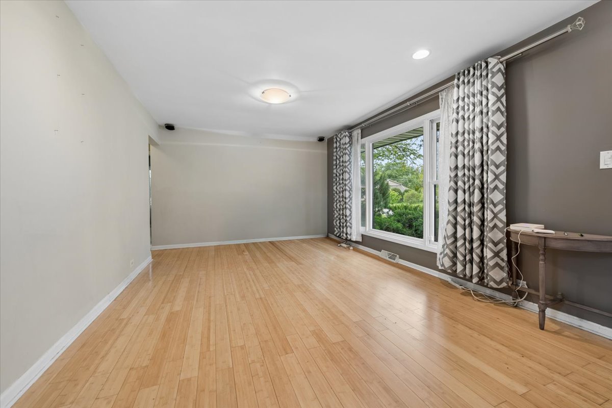 1635 Dun Lo Drive, Arlington Heights, IL 60004