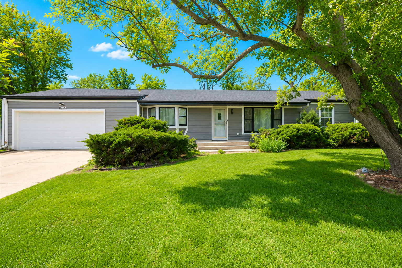 1635 Dun Lo Drive, Arlington Heights, IL 60004