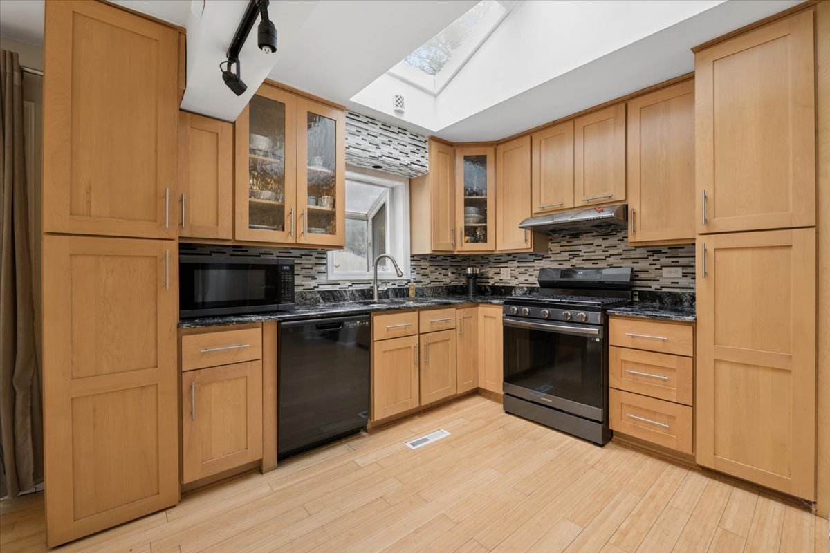 1635 Dun Lo Drive, Arlington Heights, IL 60004