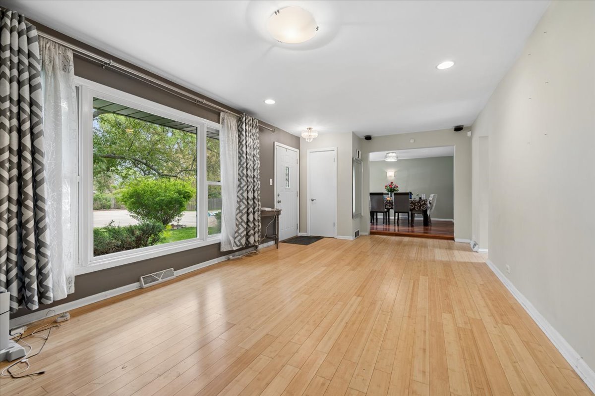 1635 Dun Lo Drive, Arlington Heights, IL 60004
