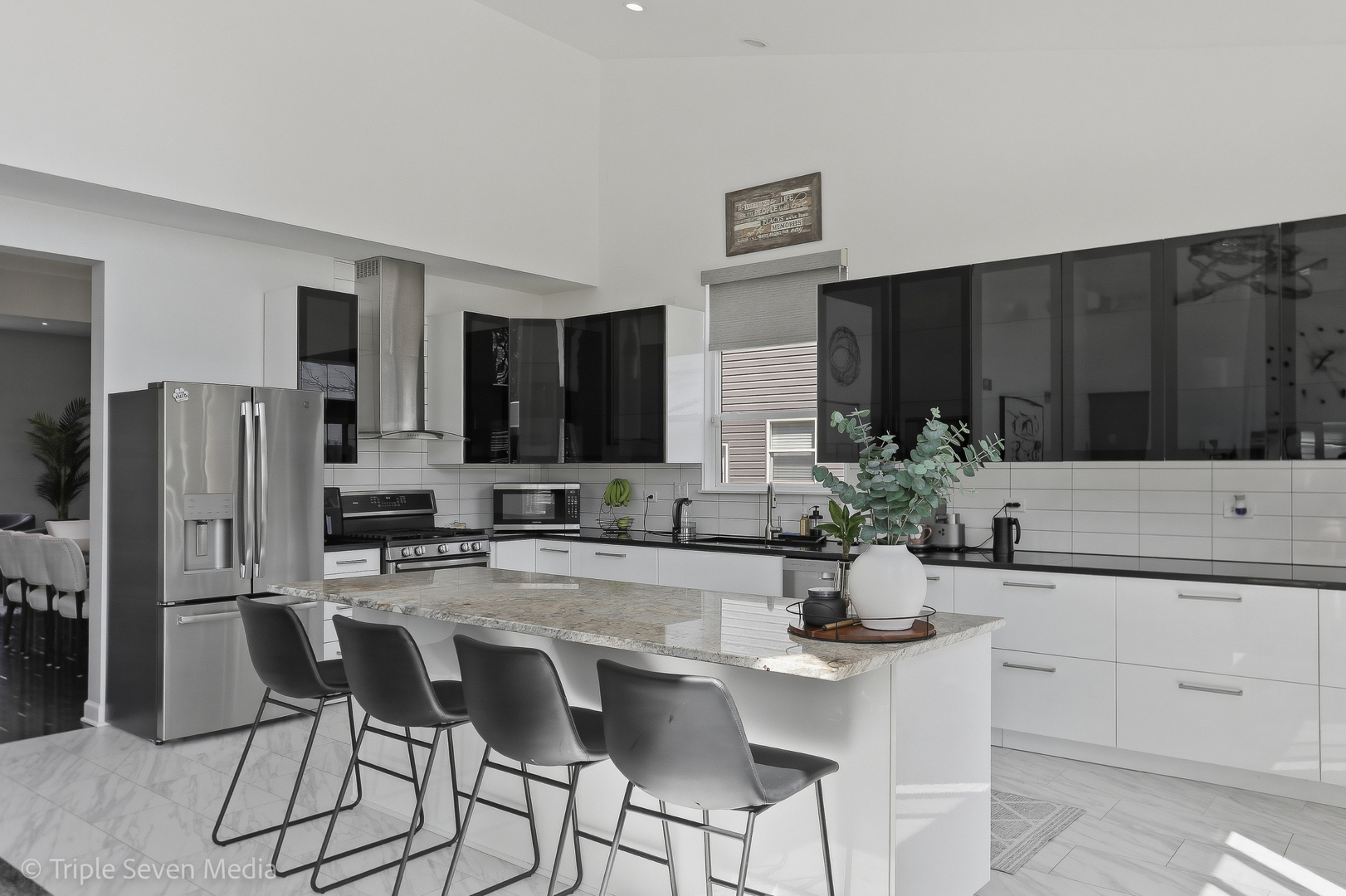 1260 White Chapel Lane, Algonquin, IL 60102