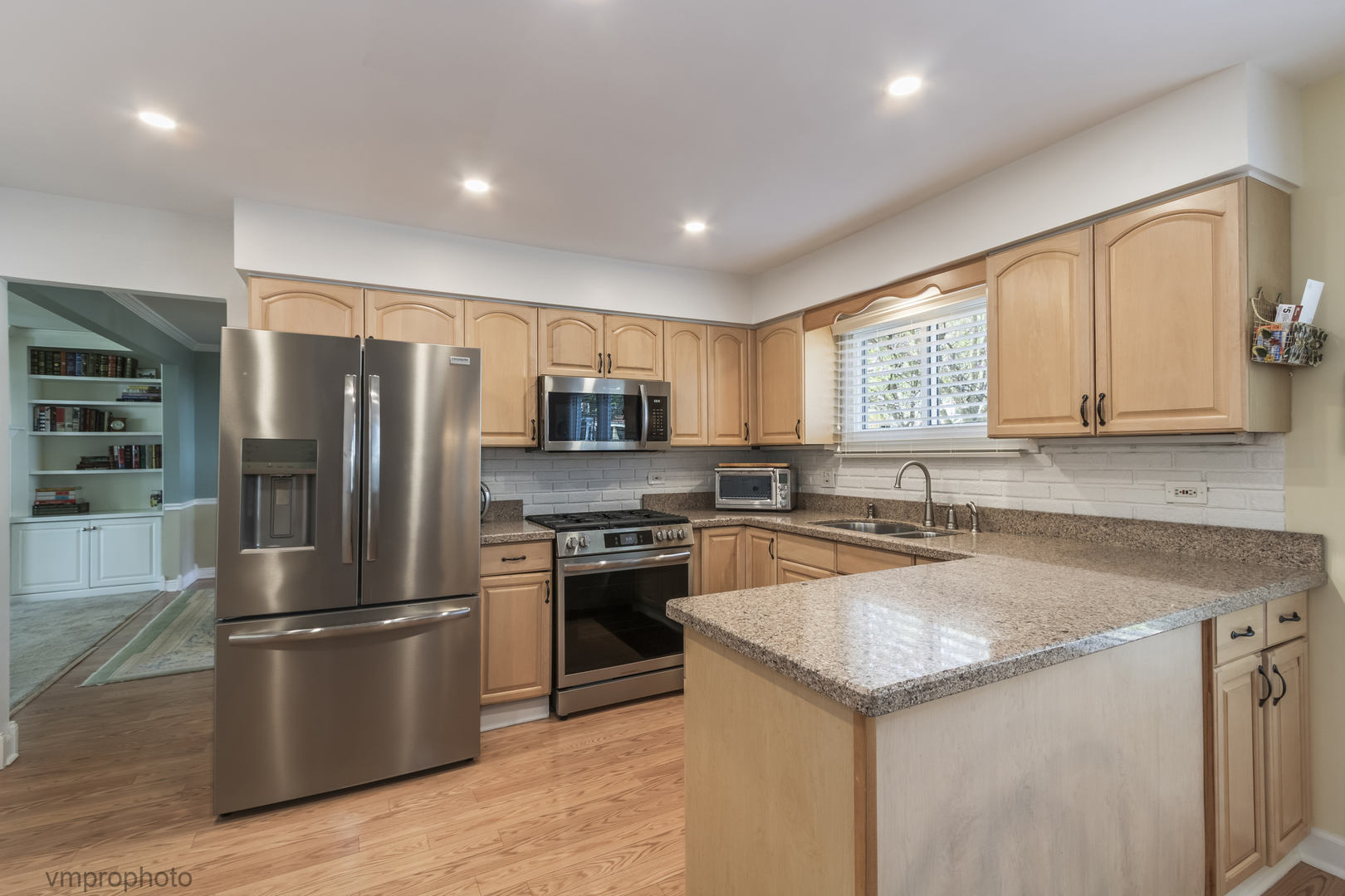 901 Crestfield Avenue, Libertyville, IL 60048