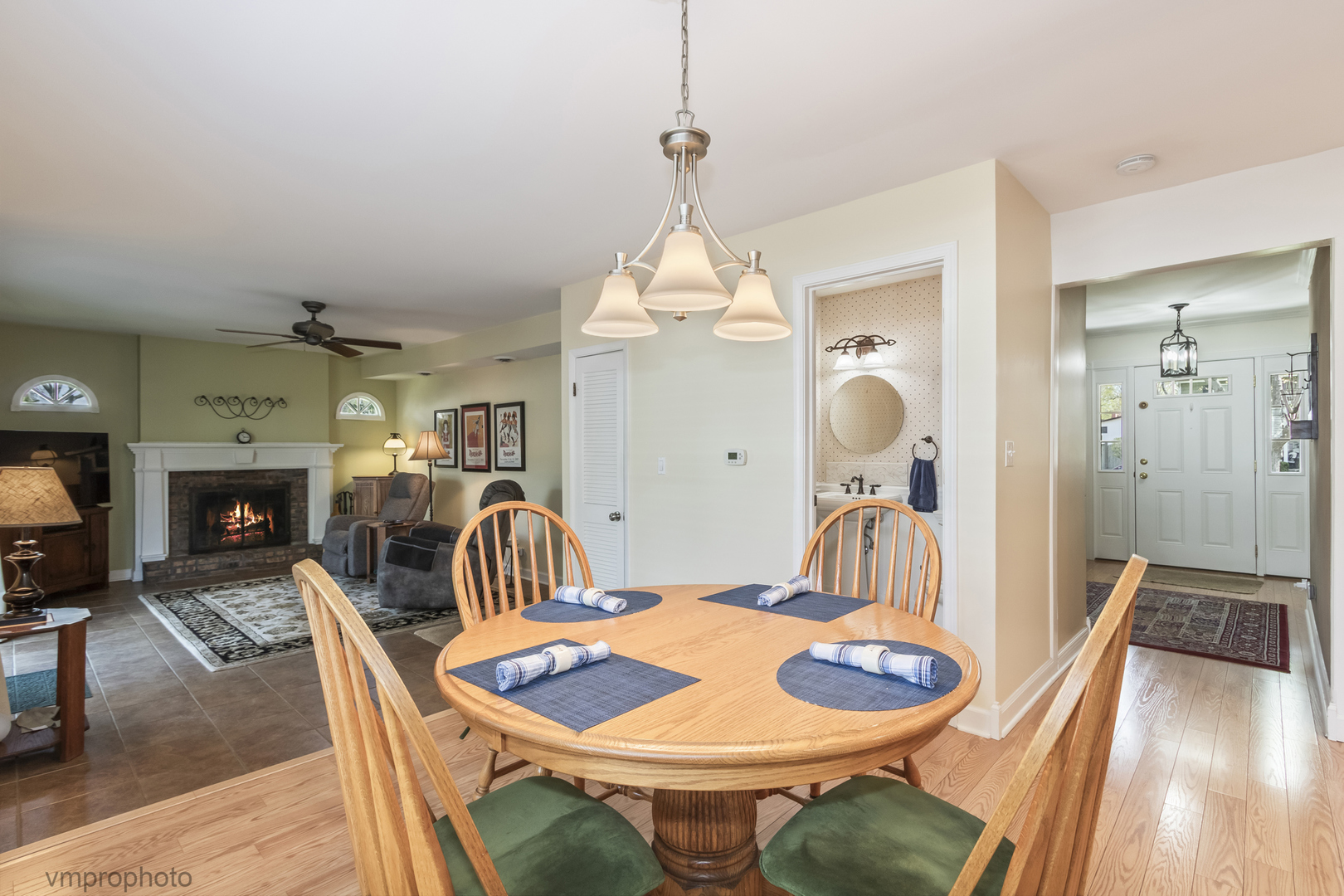 901 Crestfield Avenue, Libertyville, IL 60048