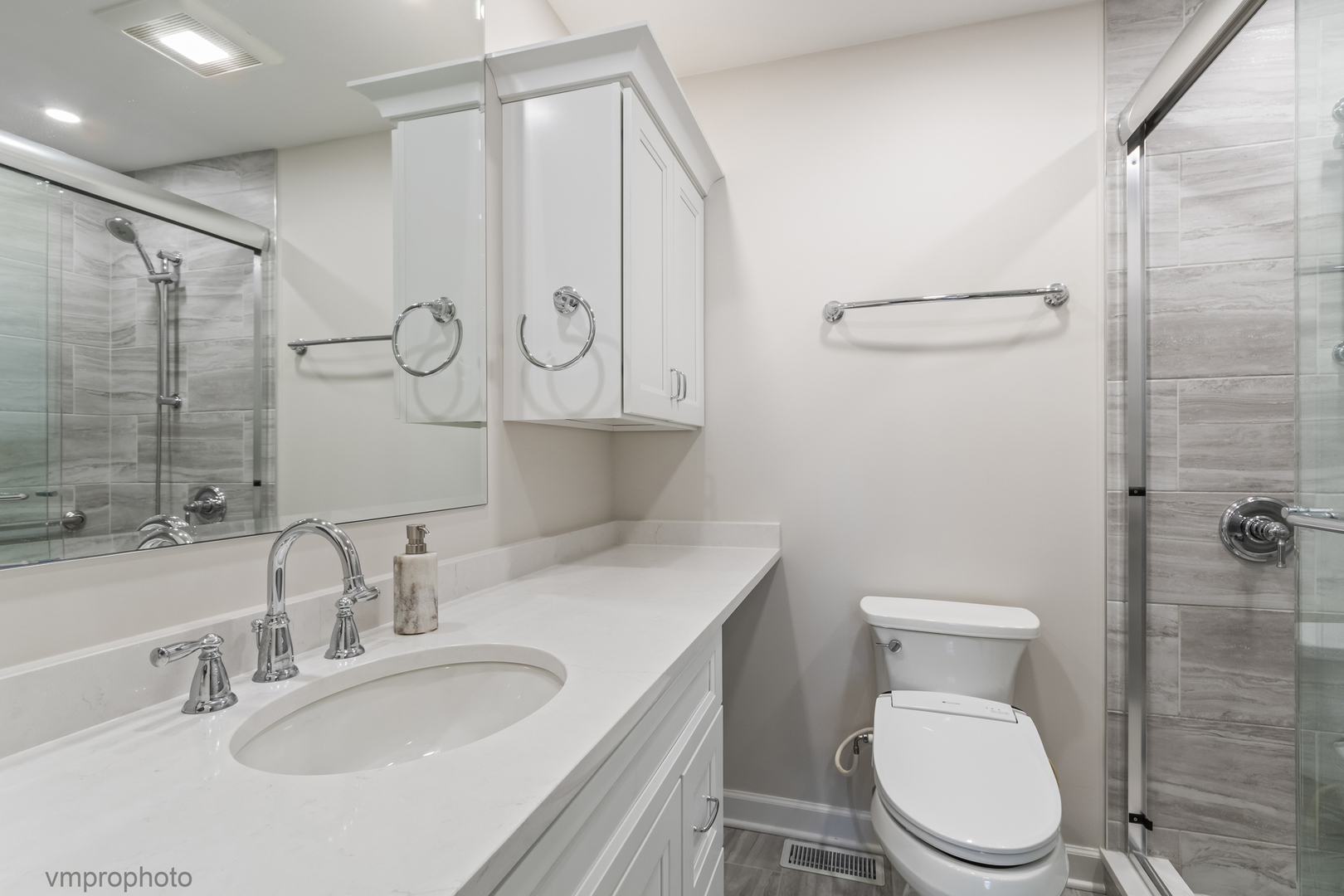 901 Crestfield Avenue, Libertyville, IL 60048