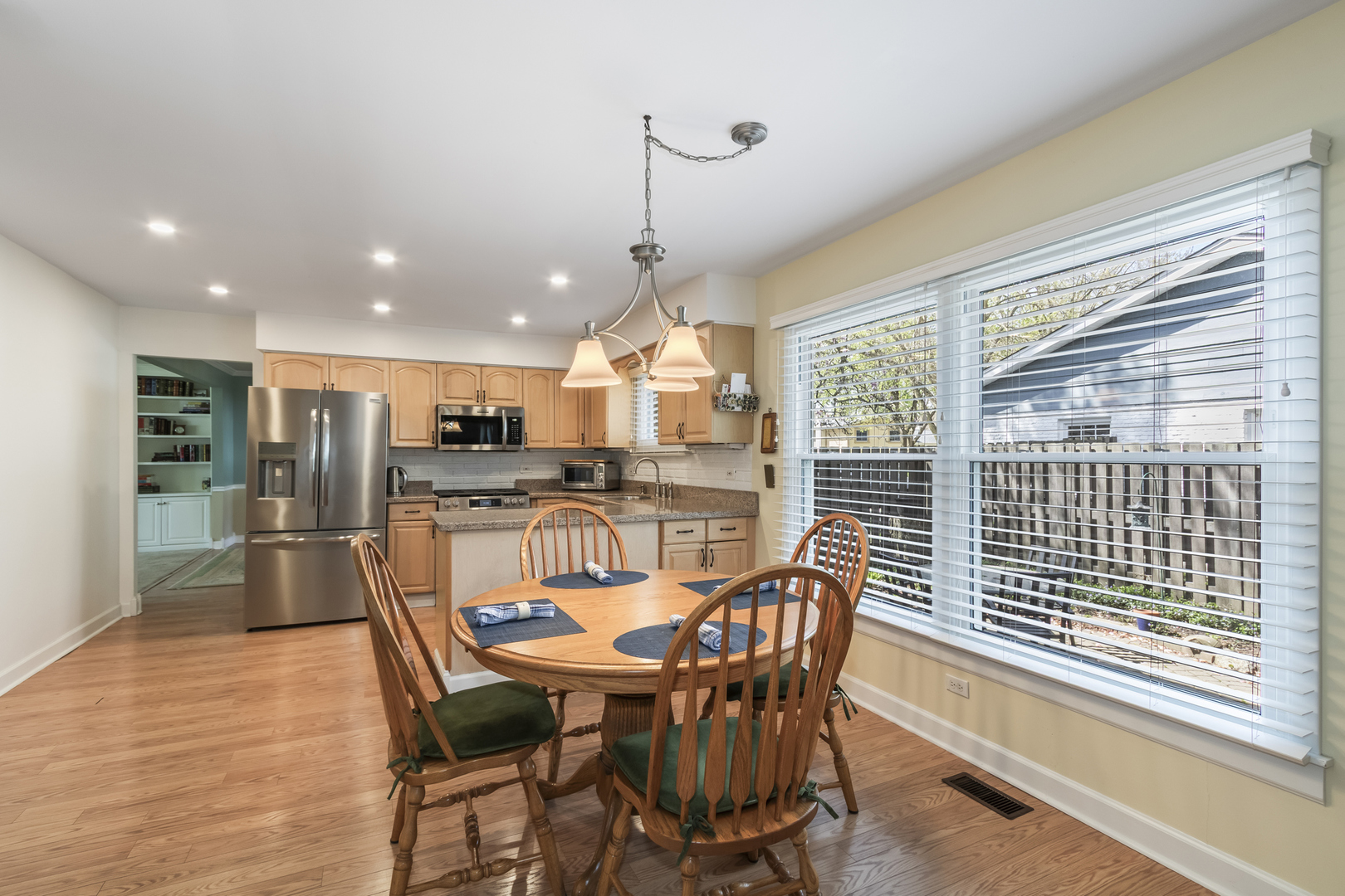 901 Crestfield Avenue, Libertyville, IL 60048