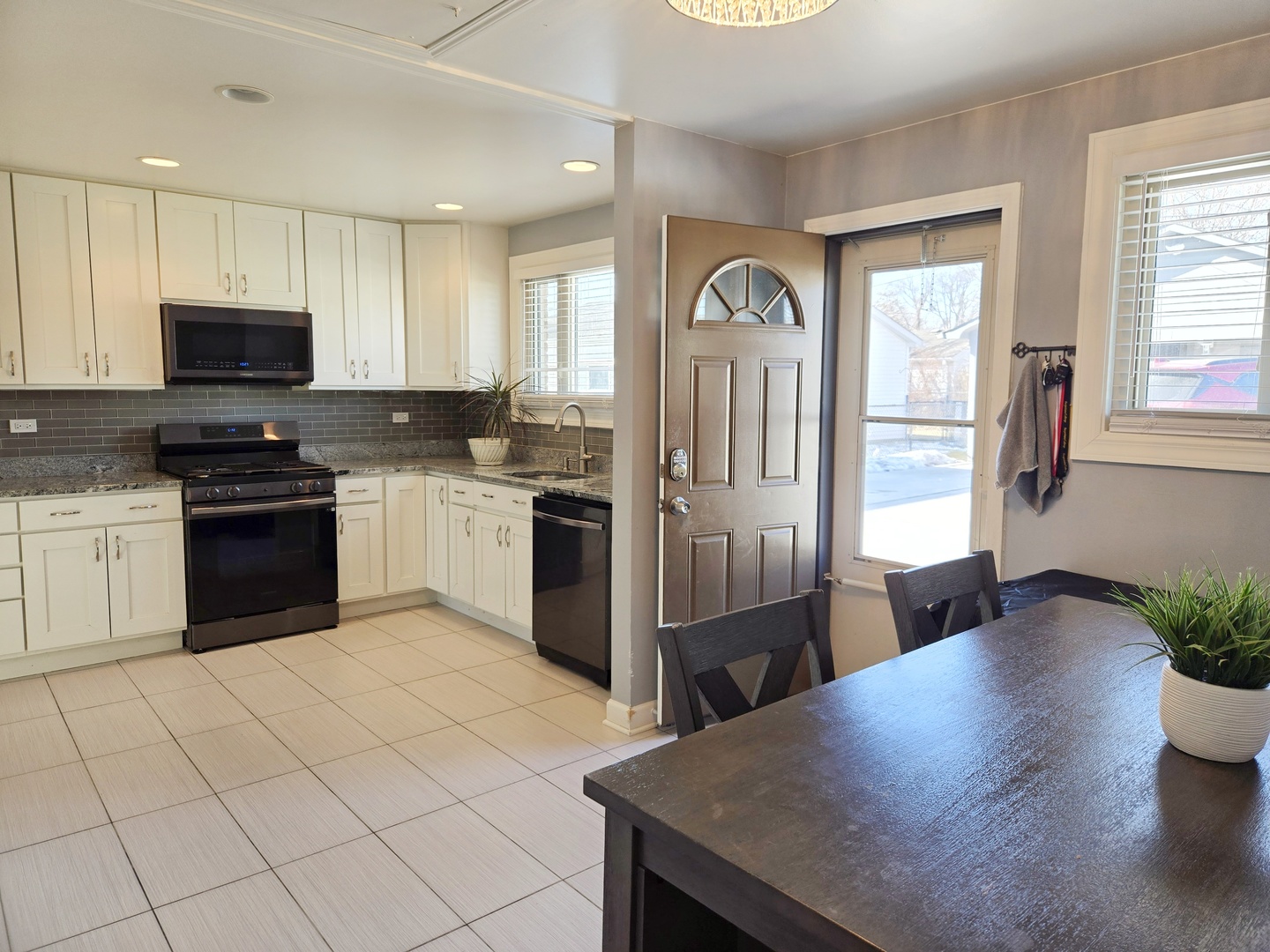 980 W Grant Drive, Des Plaines, IL 60016