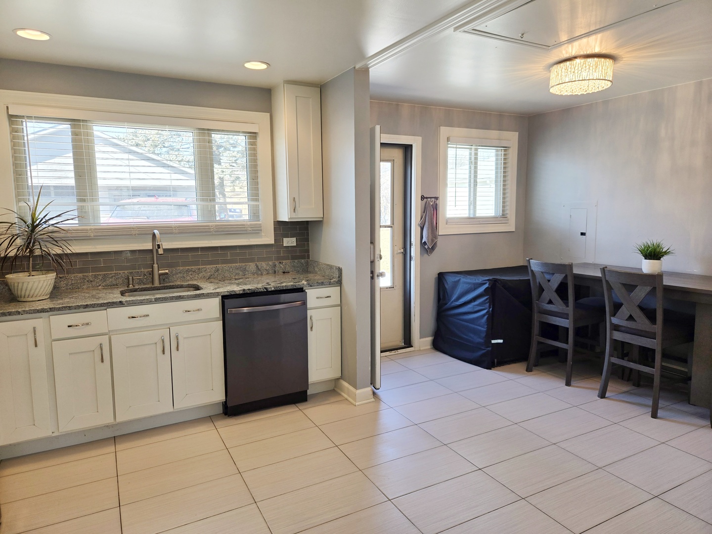 980 W Grant Drive, Des Plaines, IL 60016