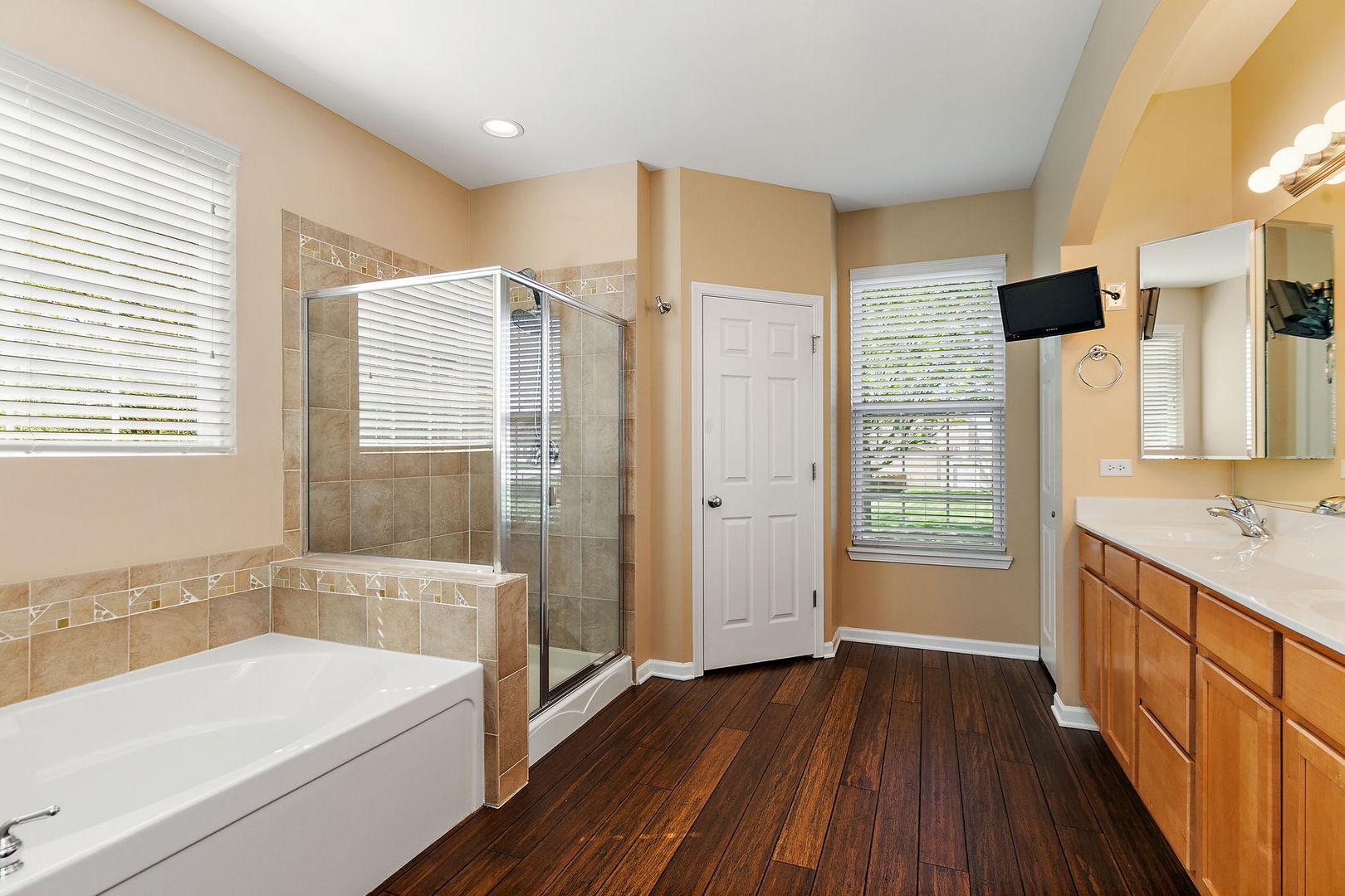 2744 MOUTRAY Lane, North Aurora, IL 60542