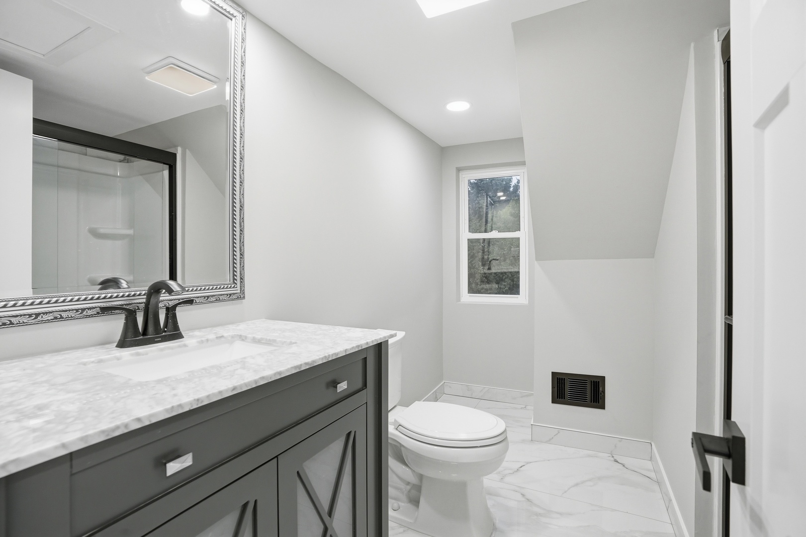 9442 S Octavia Avenue, Bridgeview, IL 60455