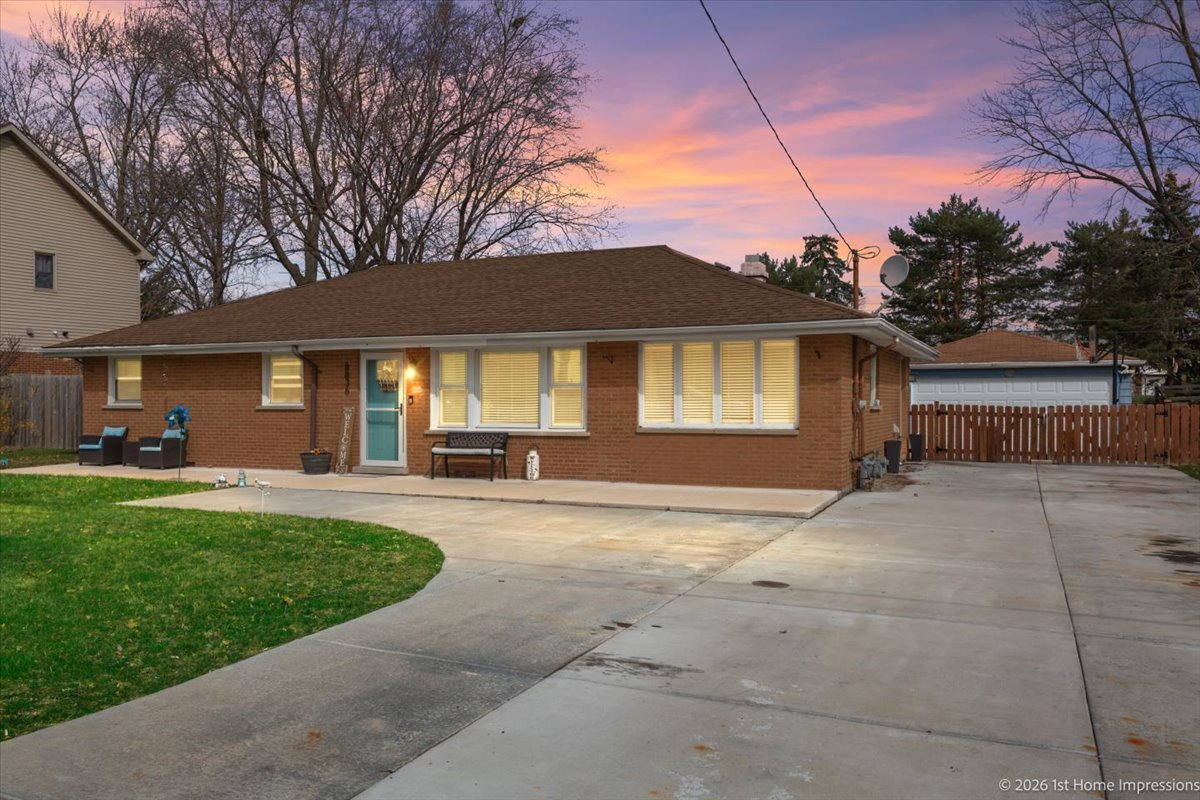 8836 W 93rd Place, Hickory Hills, IL 60457