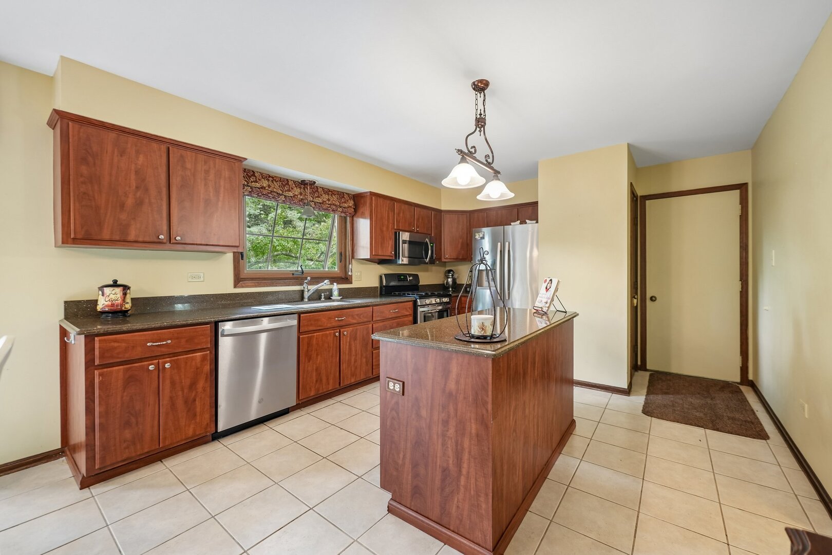 737 Clovetree Court, Naperville, IL 60540