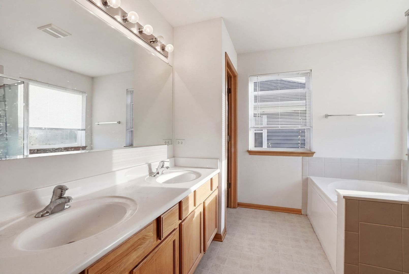 3030 Seekonk Avenue, Elgin, IL 60124