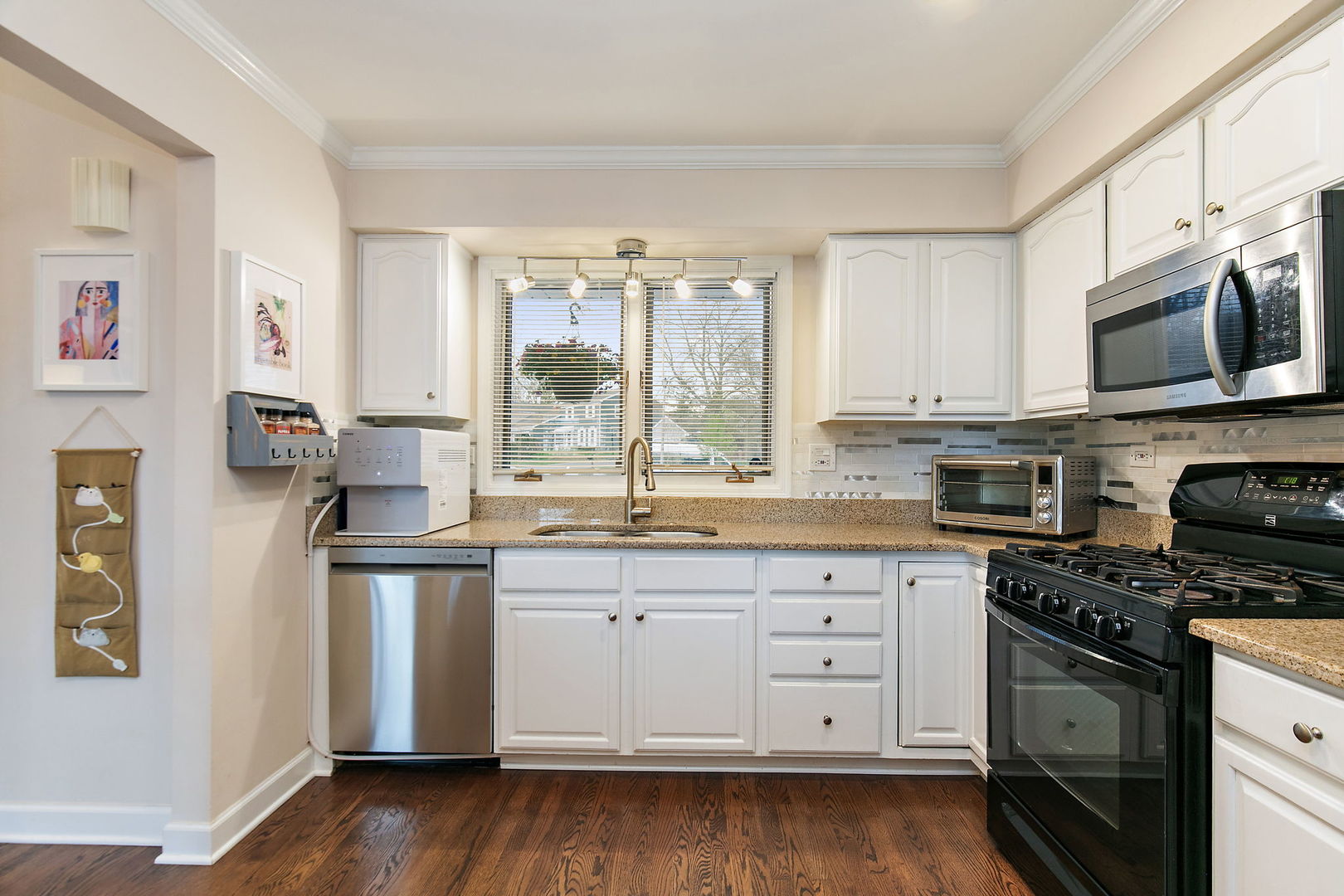 4931 CARRIAGE Drive, Gurnee, IL 60031