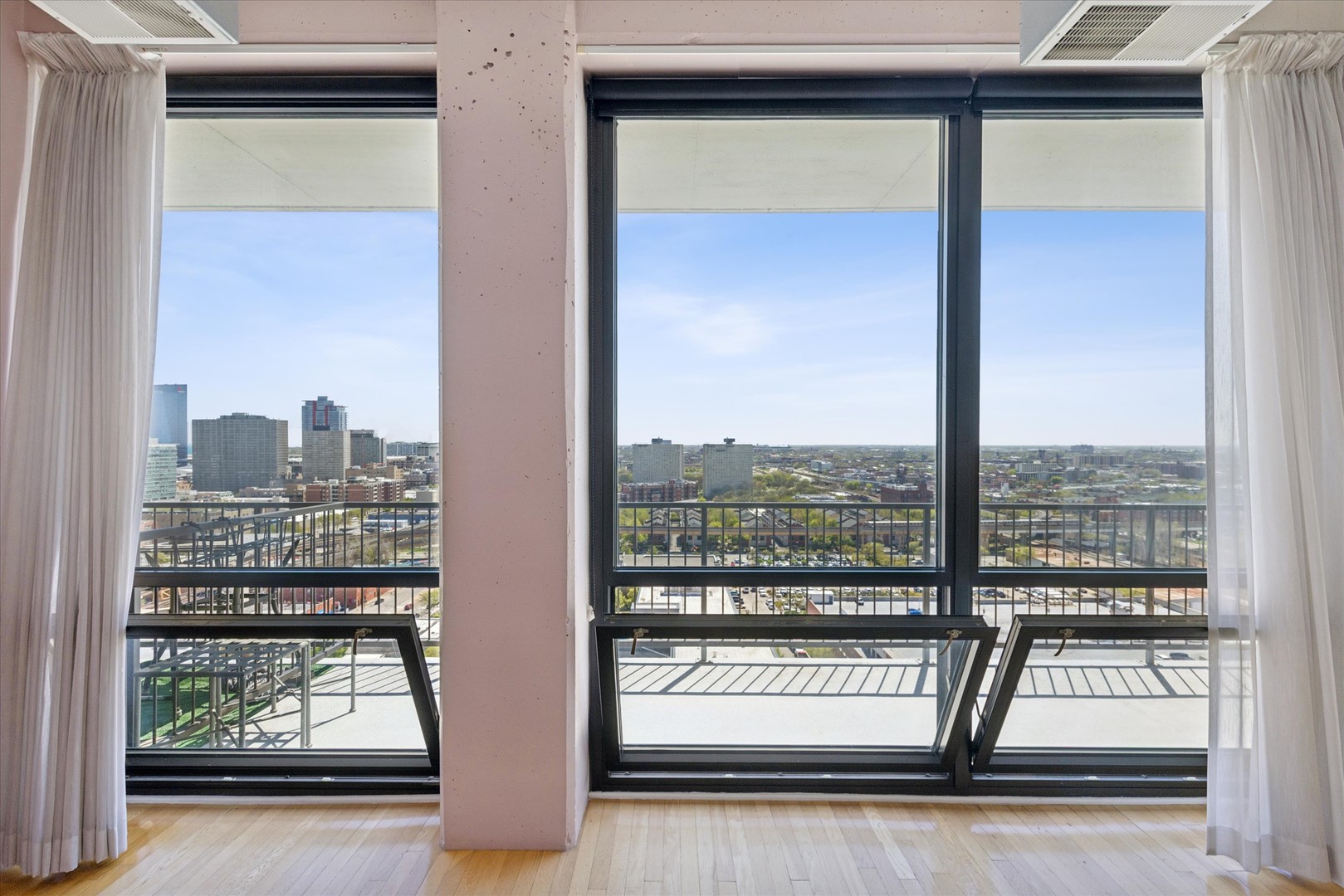 1530 S State Street #17R, Chicago, IL 60605