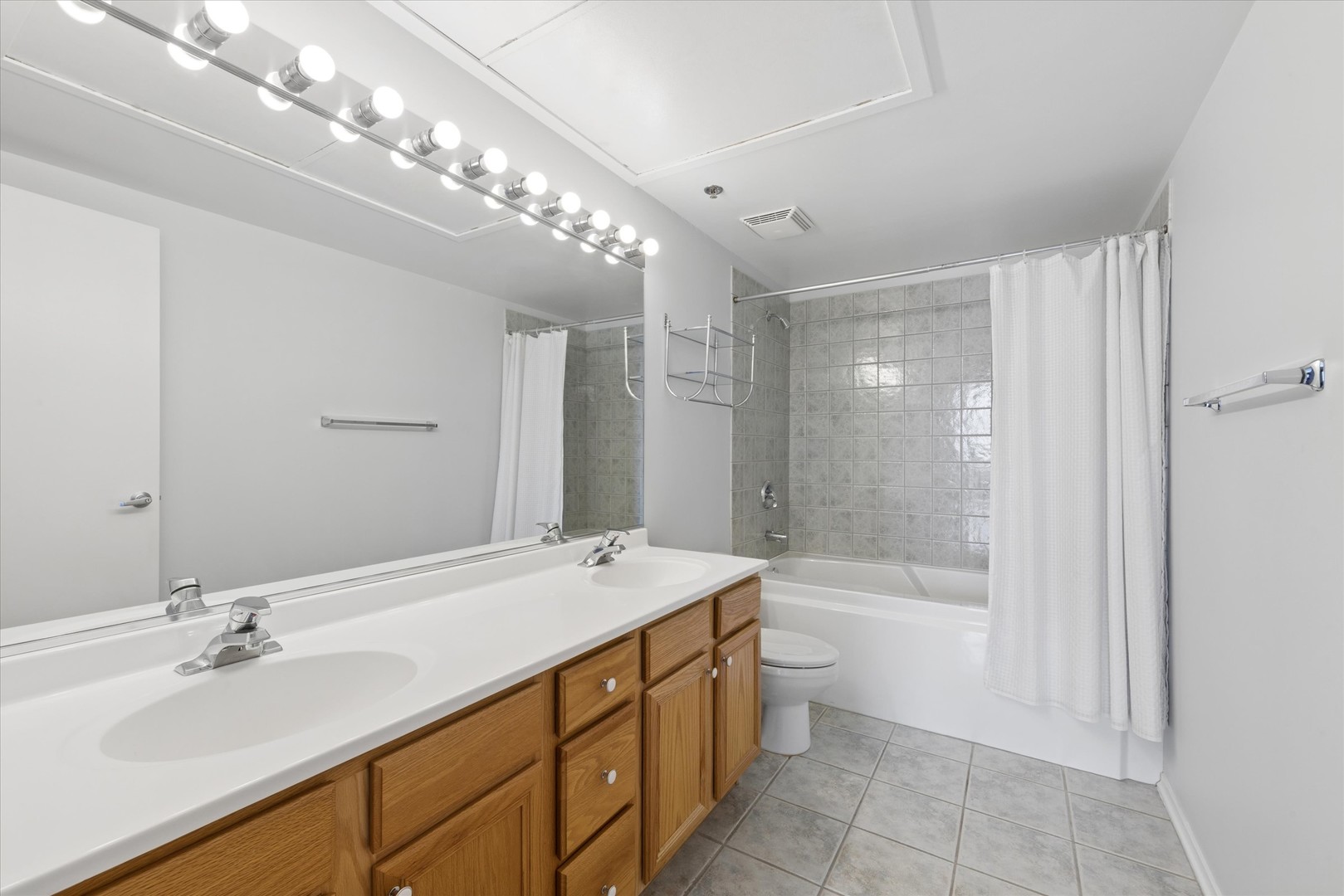 1530 S State Street #17R, Chicago, IL 60605