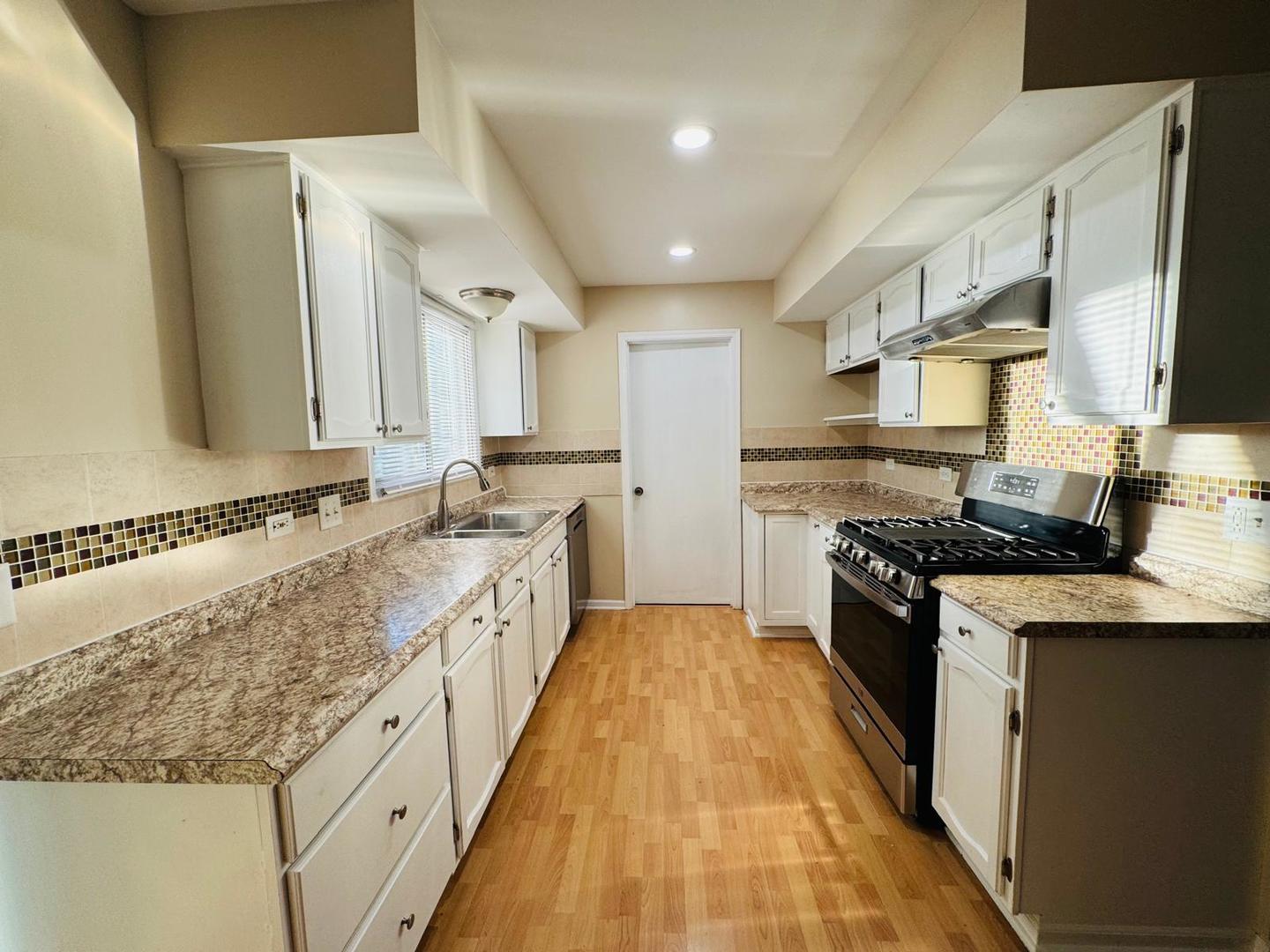 216 Iris Drive, Streamwood, IL 60107