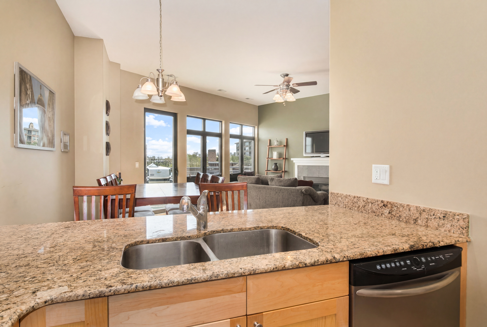 4770 N Manor Avenue #404, Chicago, IL 60625