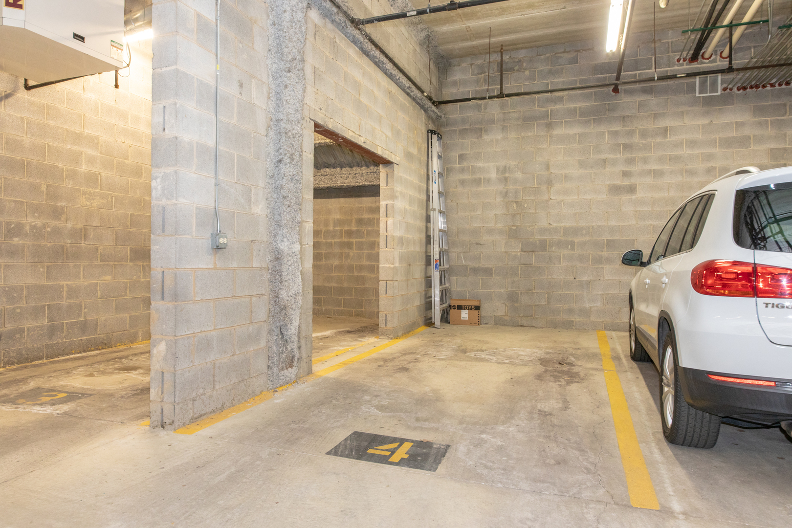 4770 N Manor Avenue #404, Chicago, IL 60625