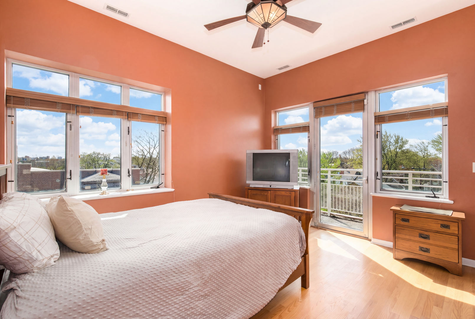 4770 N Manor Avenue #404, Chicago, IL 60625