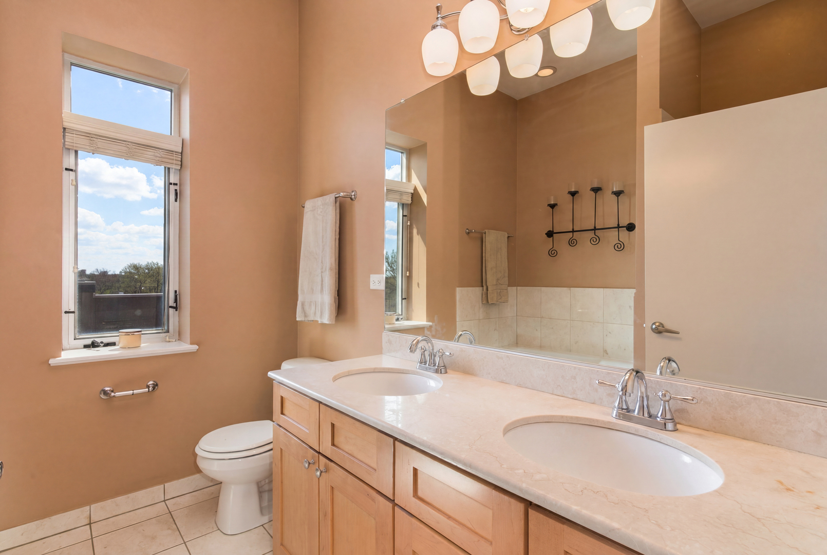 4770 N Manor Avenue #404, Chicago, IL 60625