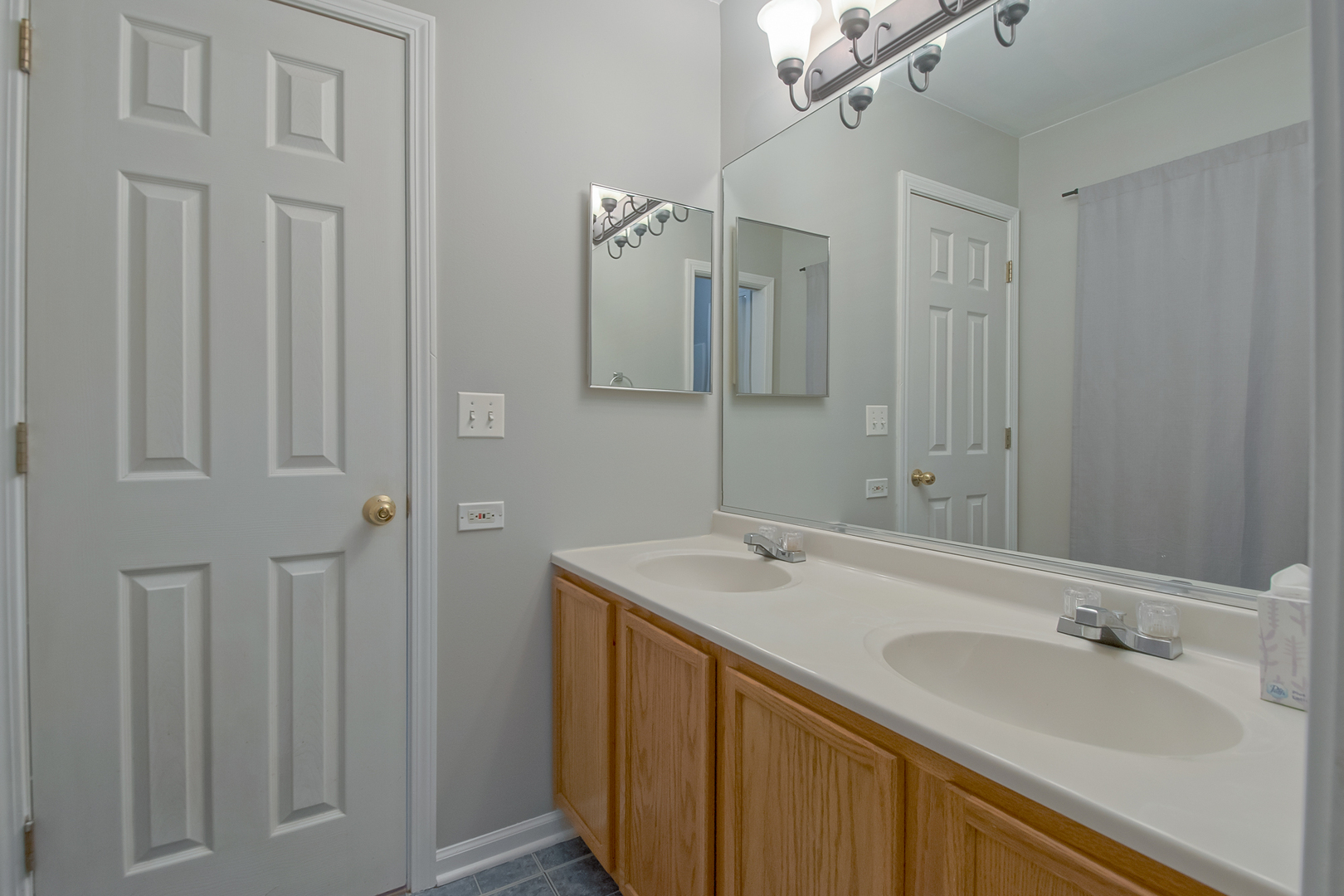 1431 W SPLIT OAK Circle, Round Lake Beach, IL 60073