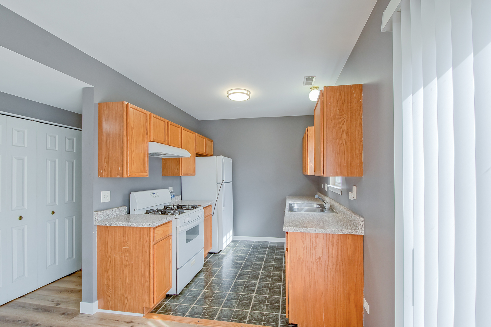 1431 W SPLIT OAK Circle, Round Lake Beach, IL 60073