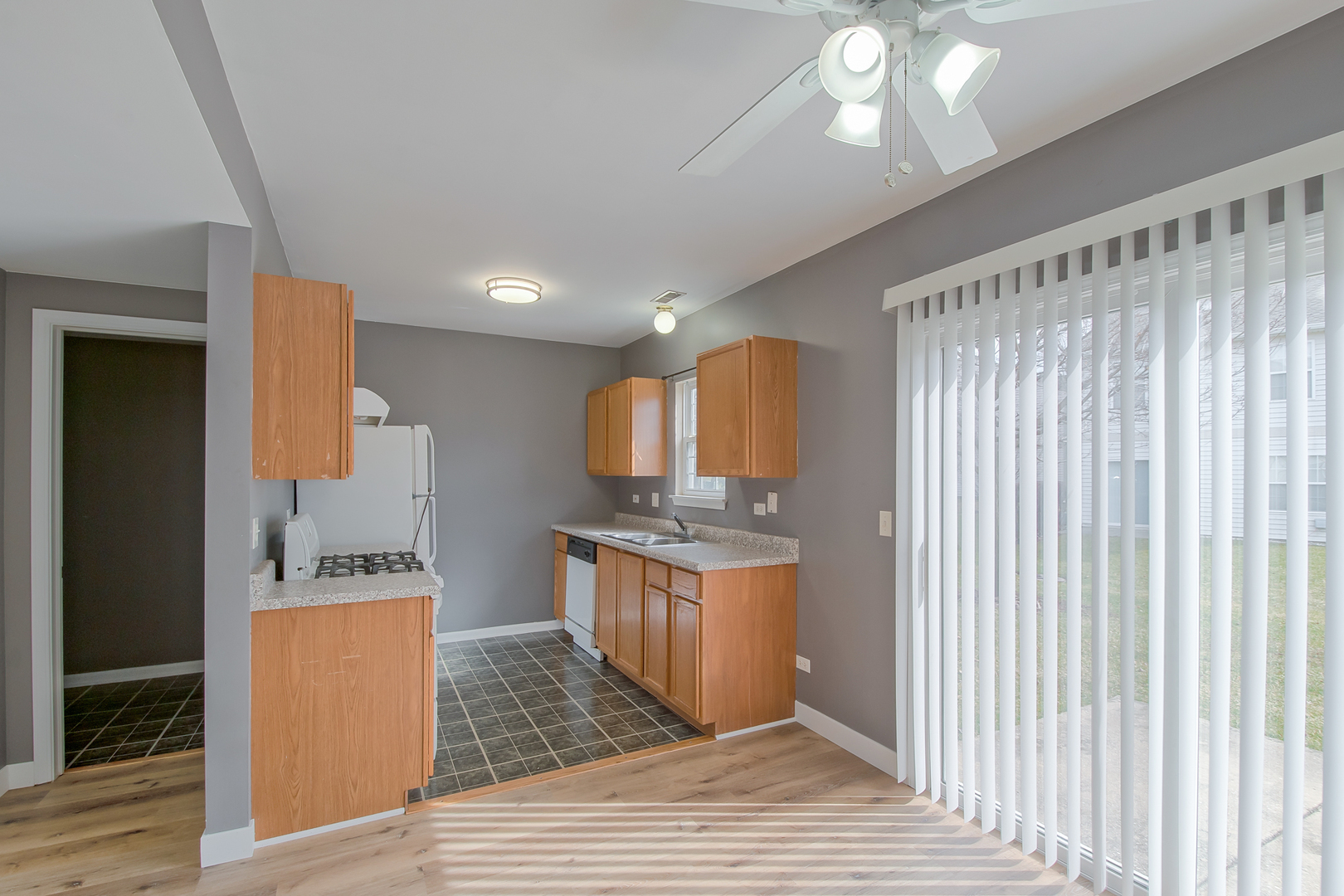 1431 W SPLIT OAK Circle, Round Lake Beach, IL 60073