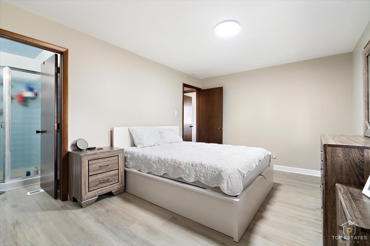 1135 Foxboro Court, Schaumburg, IL 60193