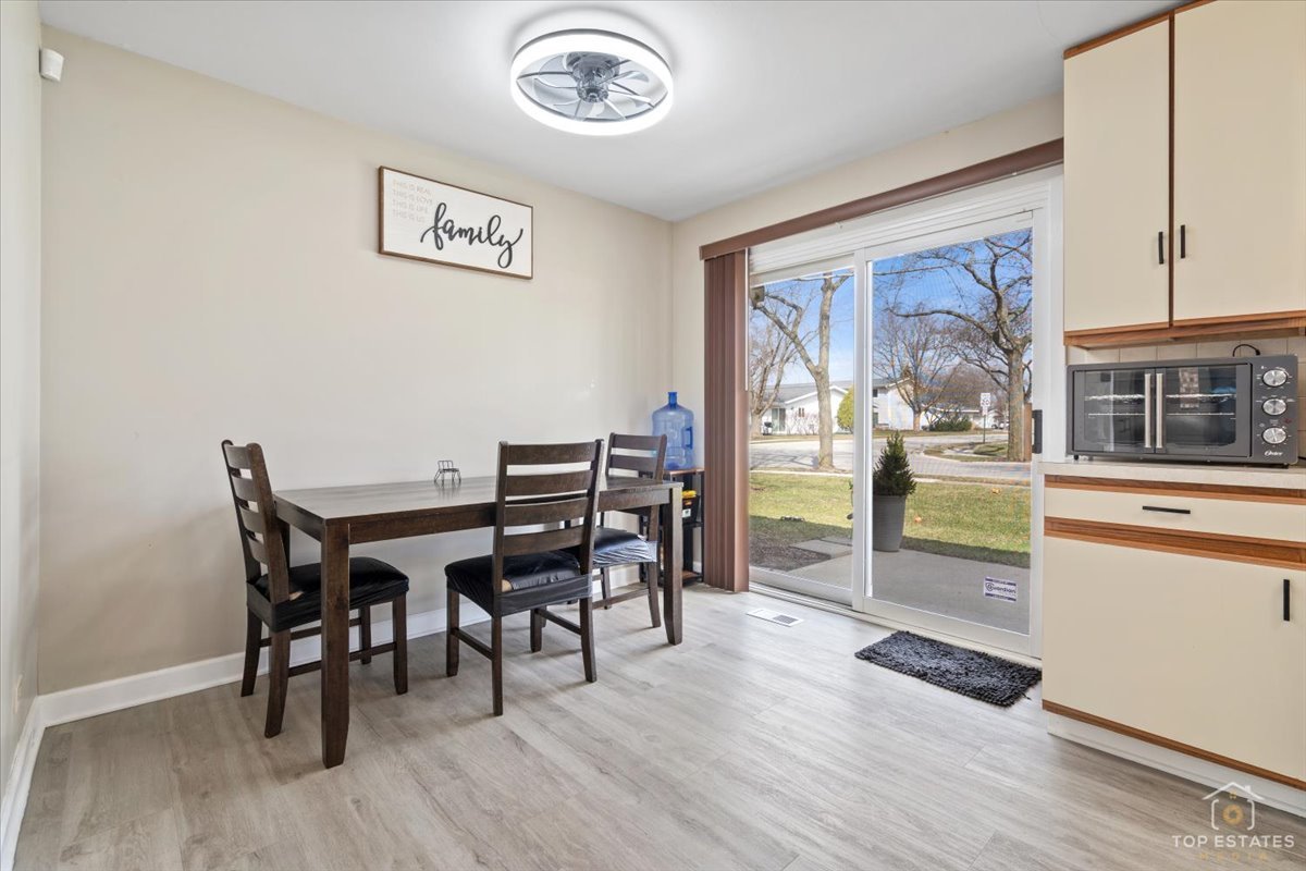 1135 Foxboro Court, Schaumburg, IL 60193