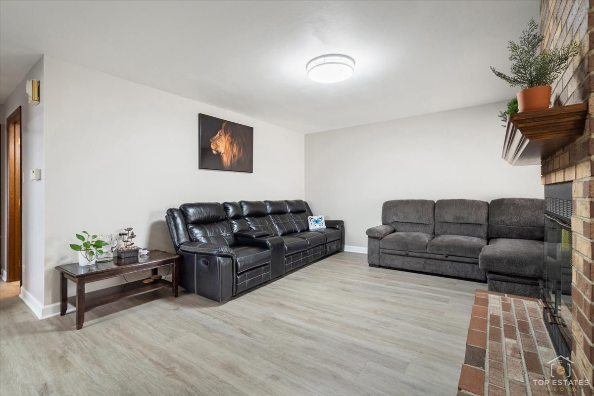 1135 Foxboro Court, Schaumburg, IL 60193