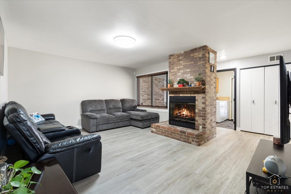 1135 Foxboro Court, Schaumburg, IL 60193