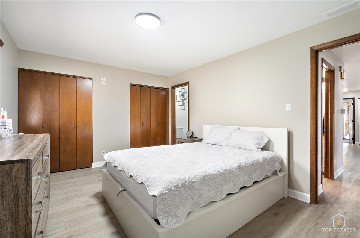 1135 Foxboro Court, Schaumburg, IL 60193