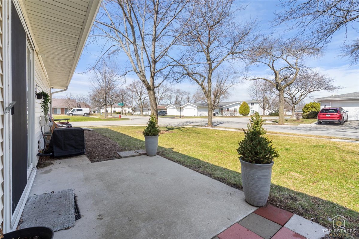 1135 Foxboro Court, Schaumburg, IL 60193