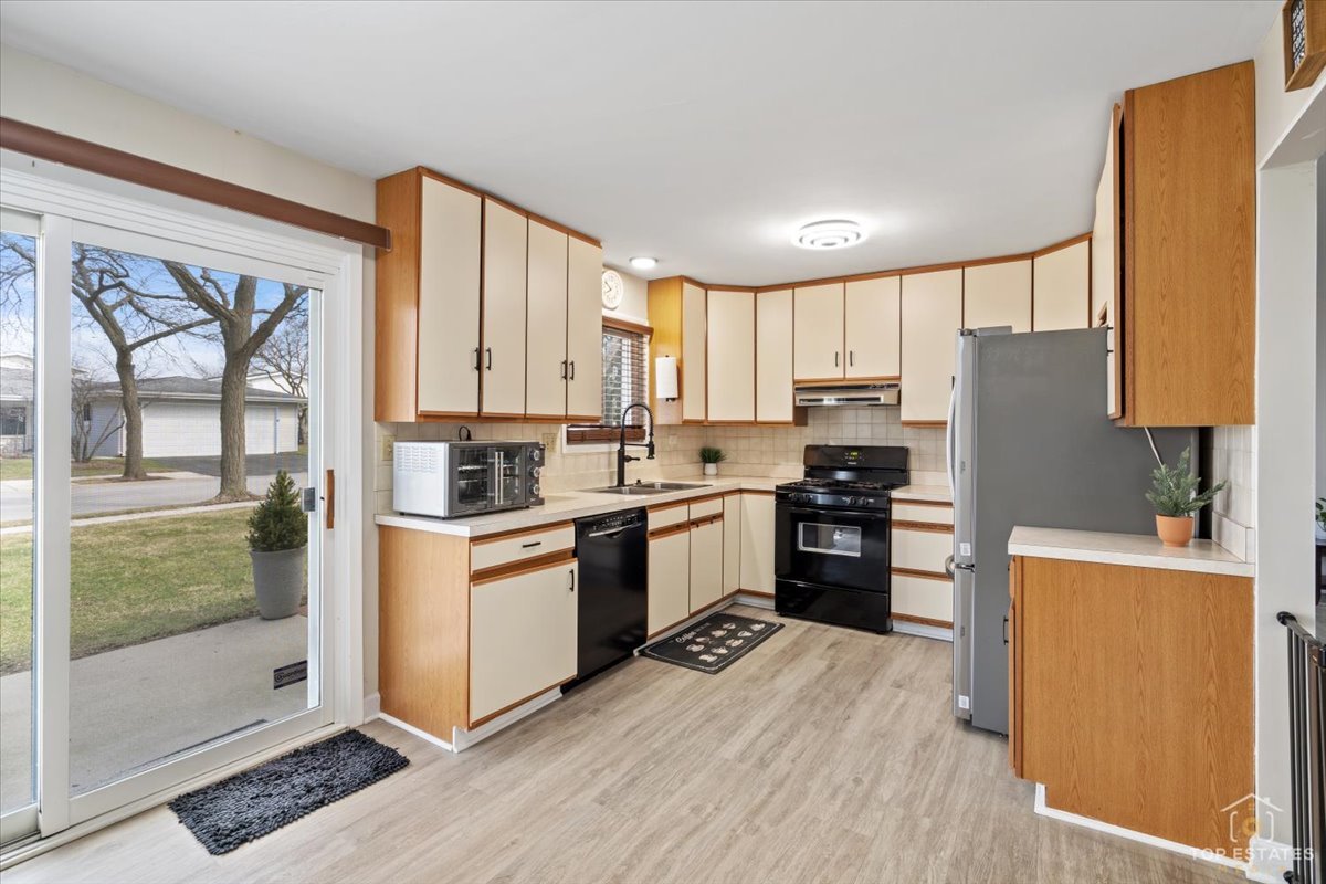 1135 Foxboro Court, Schaumburg, IL 60193