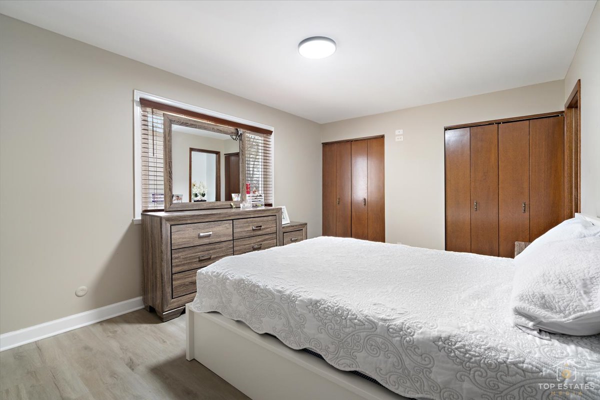 1135 Foxboro Court, Schaumburg, IL 60193