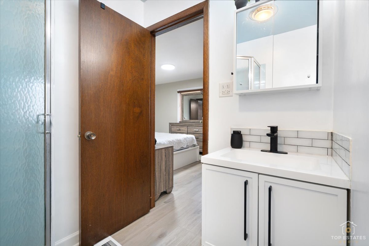 1135 Foxboro Court, Schaumburg, IL 60193