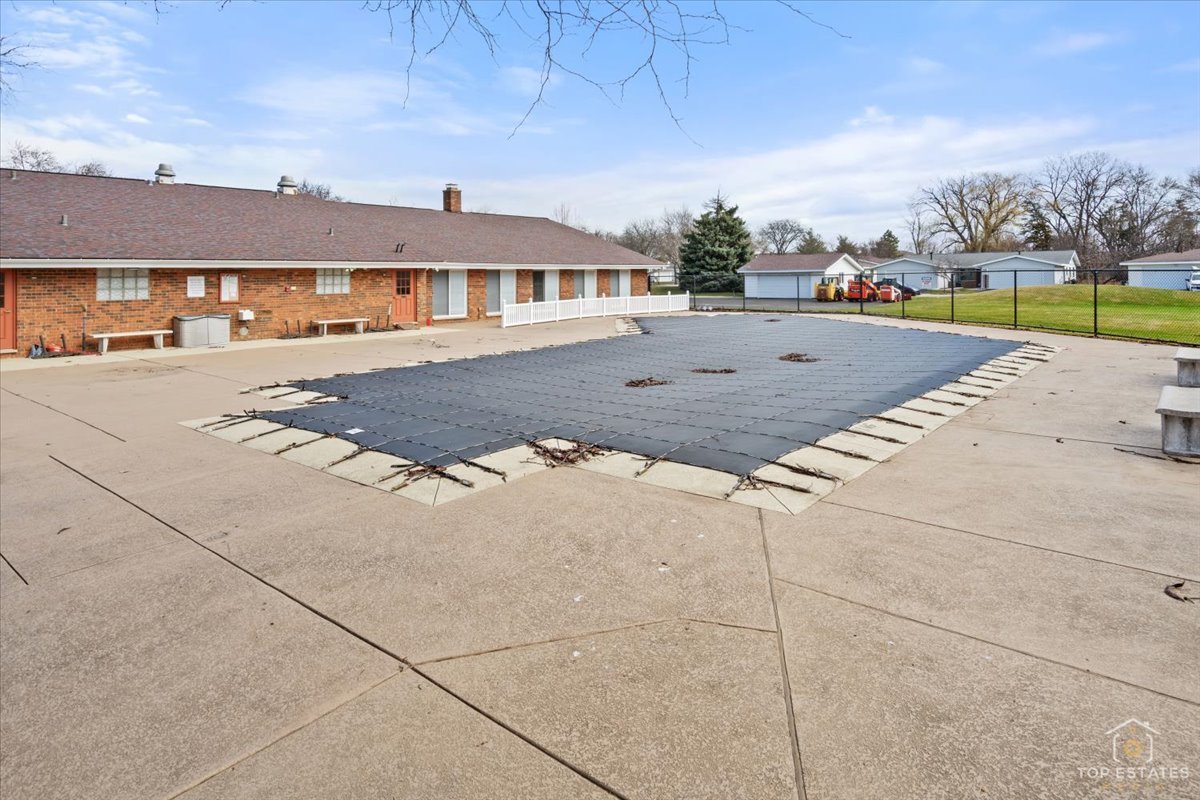 1135 Foxboro Court, Schaumburg, IL 60193