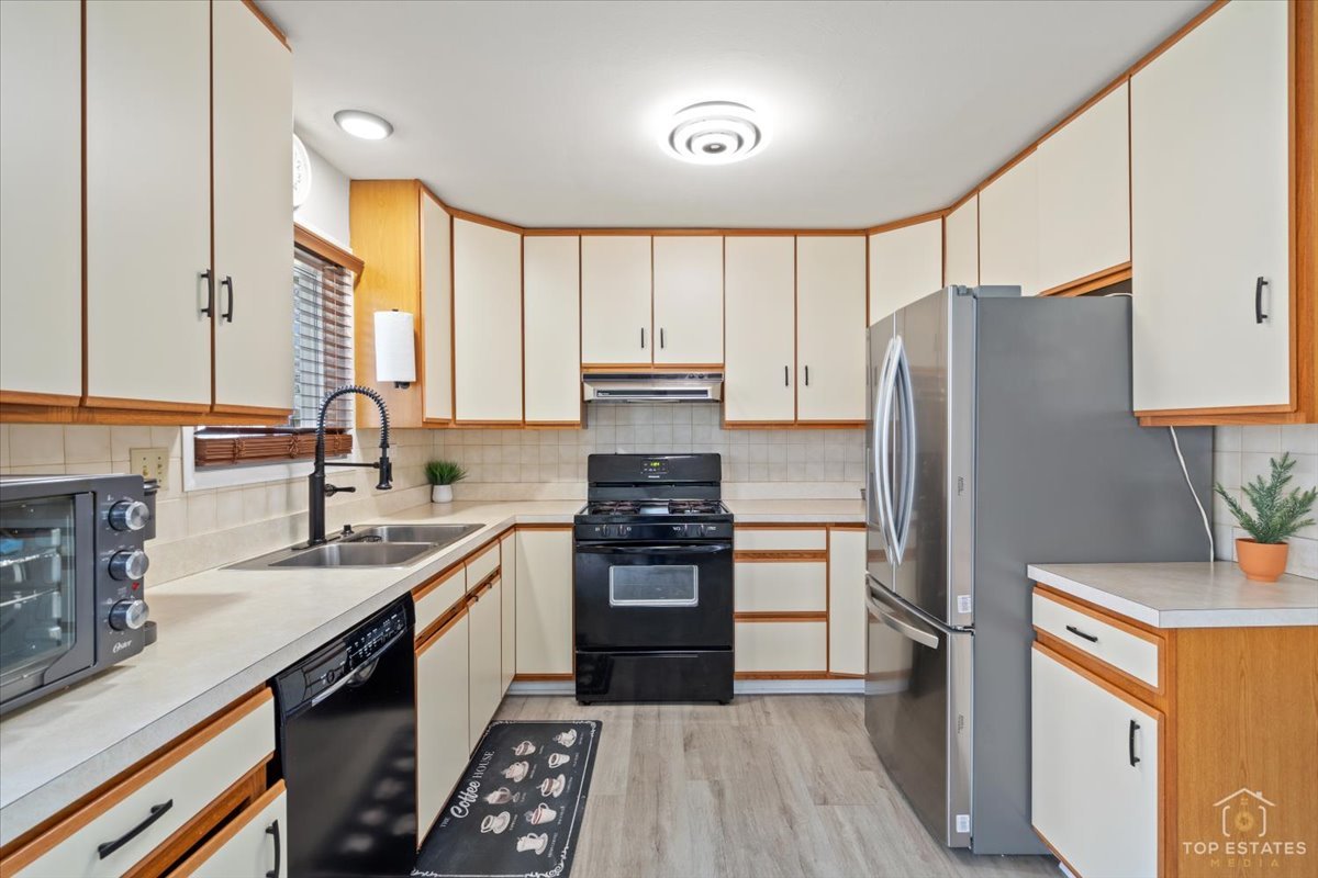 1135 Foxboro Court, Schaumburg, IL 60193