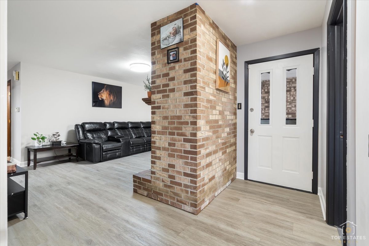 1135 Foxboro Court, Schaumburg, IL 60193