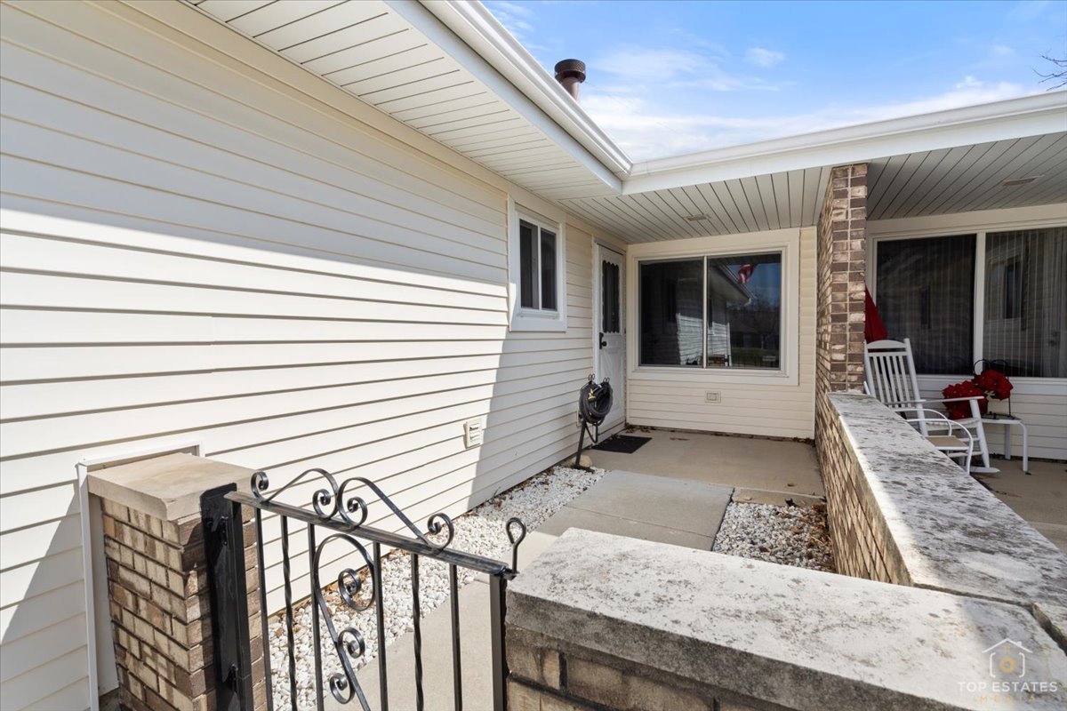 1135 Foxboro Court, Schaumburg, IL 60193