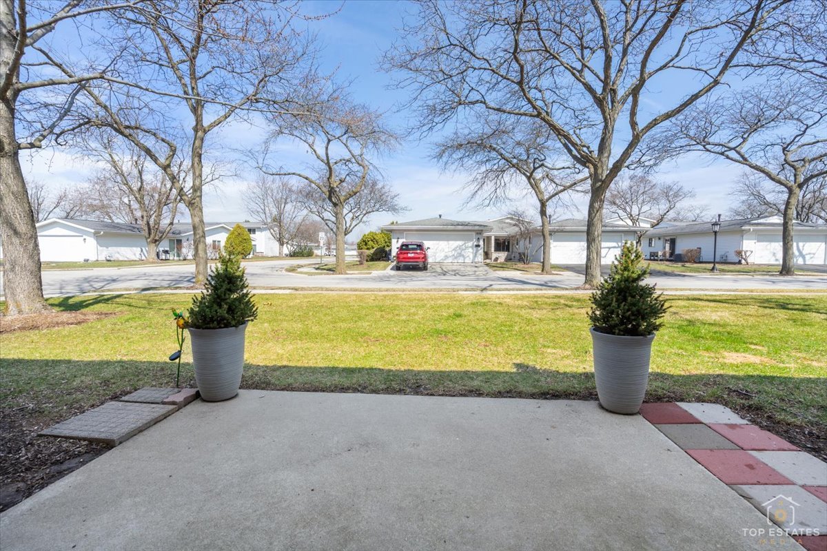 1135 Foxboro Court, Schaumburg, IL 60193