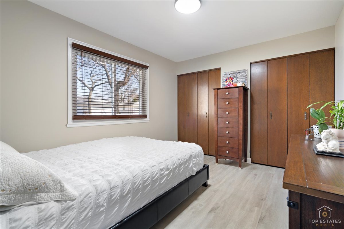 1135 Foxboro Court, Schaumburg, IL 60193