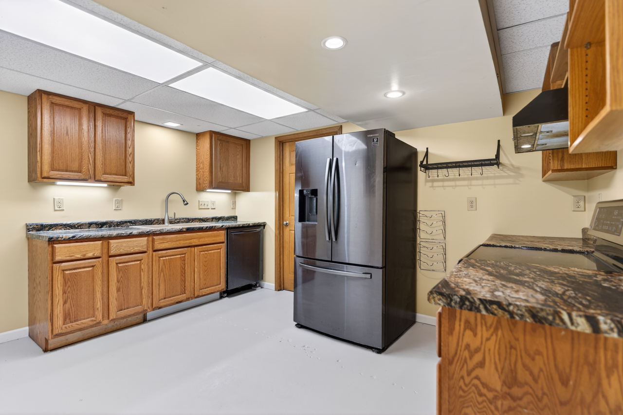 1407 Bolkinwood Drive, Freeport, IL 61032