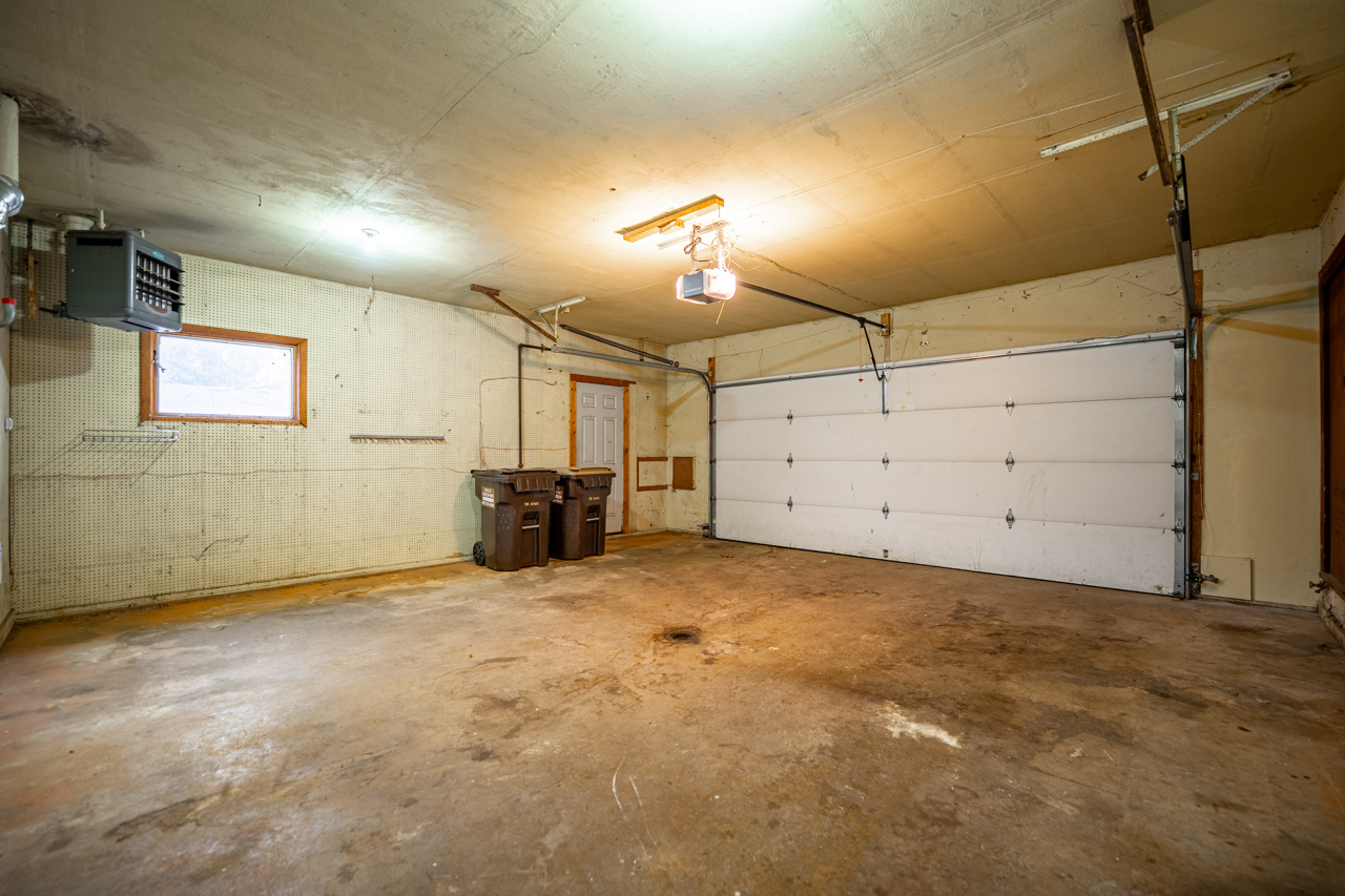 1407 Bolkinwood Drive, Freeport, IL 61032