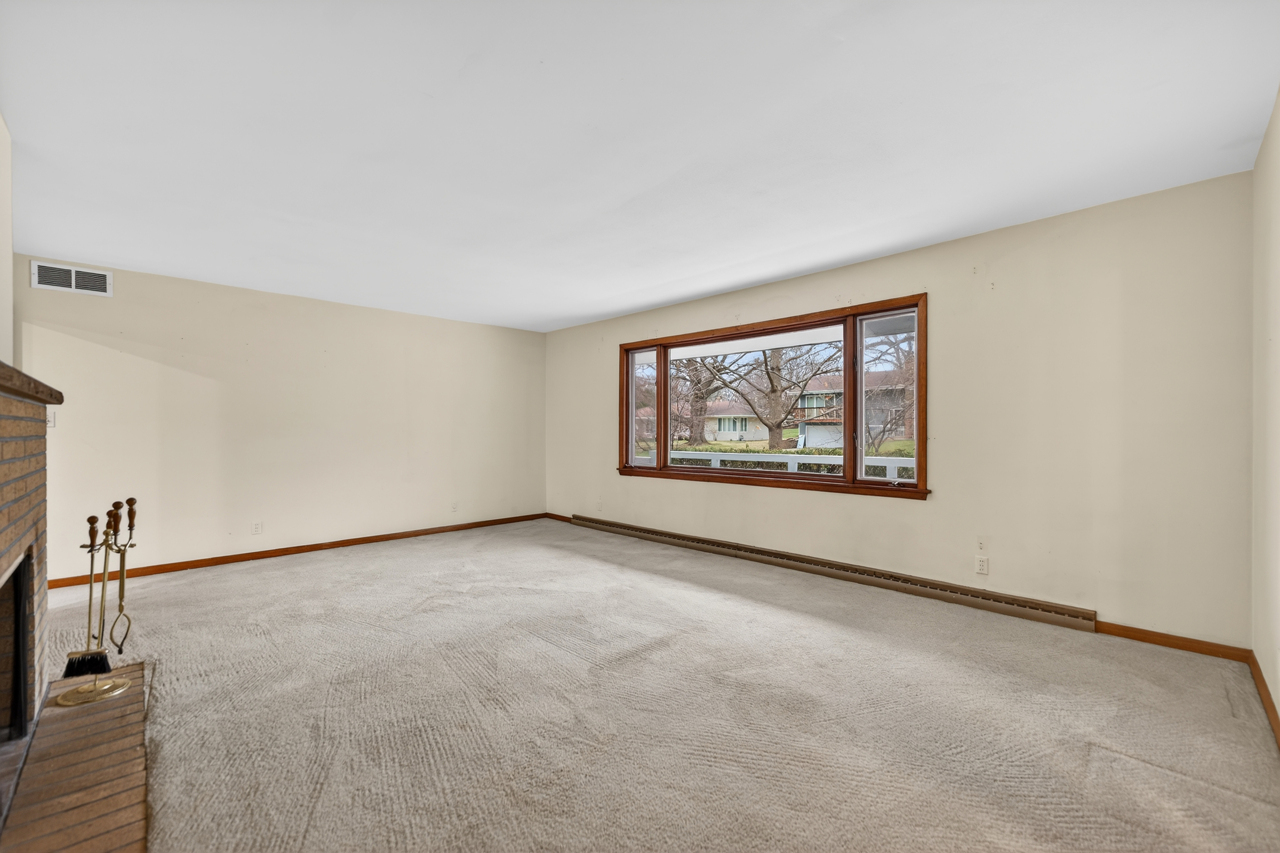 1407 Bolkinwood Drive, Freeport, IL 61032