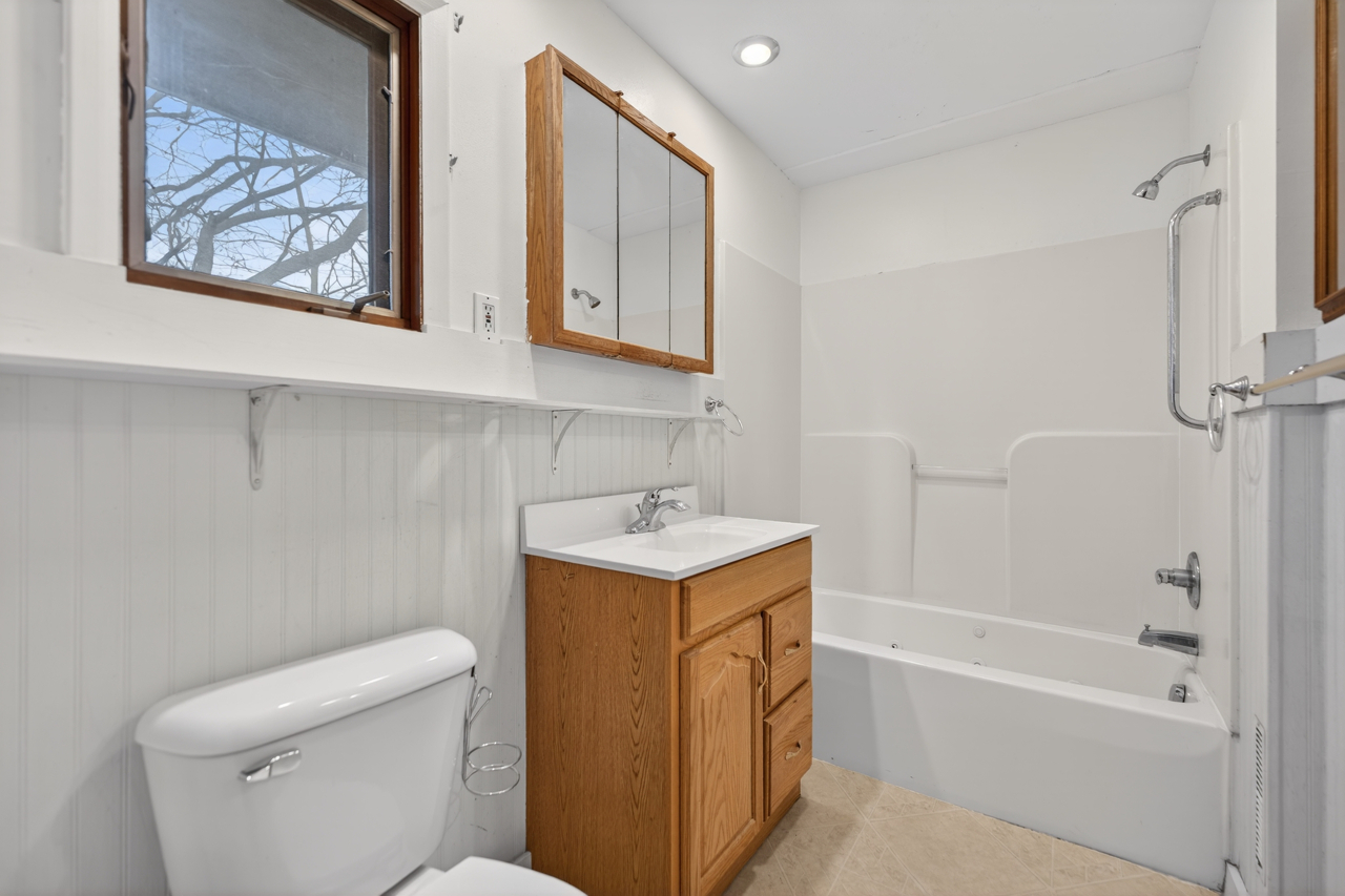 1407 Bolkinwood Drive, Freeport, IL 61032